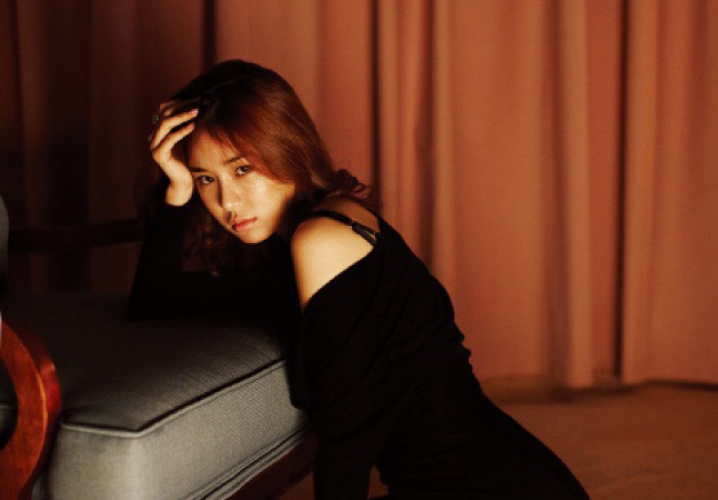 “아니, 마른 게 아니라 날씬한 거예요.” 이런 표정을 짓더니 곧 배시시 하고 웃었다.미니 드레스는 쟈딕 앤 볼테르, 속옷은 아장 프로보카퇴르, 구두는 토리 버치