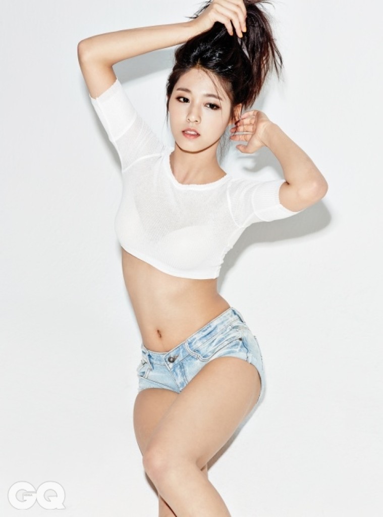 설현이 입은 모든 옷은 스타일리스트의 것.