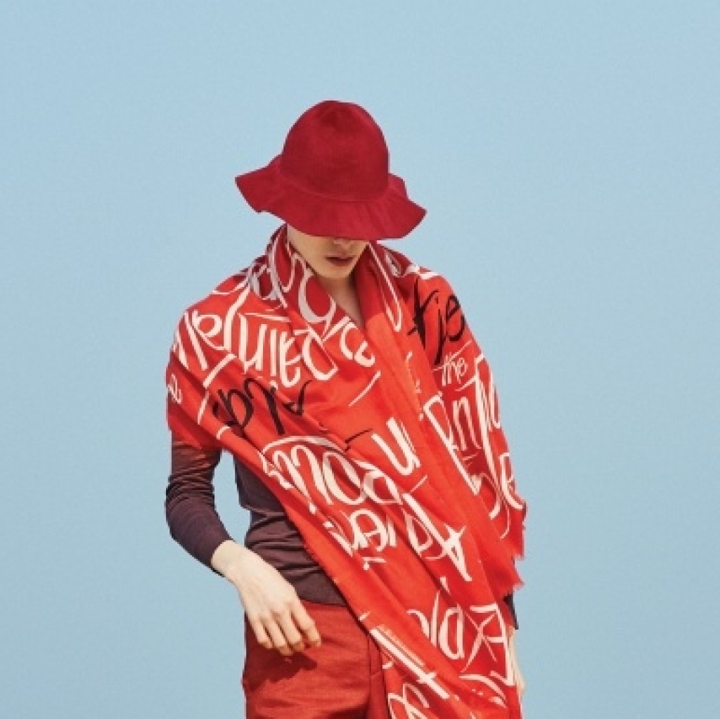 BURBERRY PRORSUM색깔이 섞인 카디건과 빨간색 팬츠, 꽃잎 같은 펠트 모자와 커다란 캐시미어 스카프, 모두 버버리 프로섬.