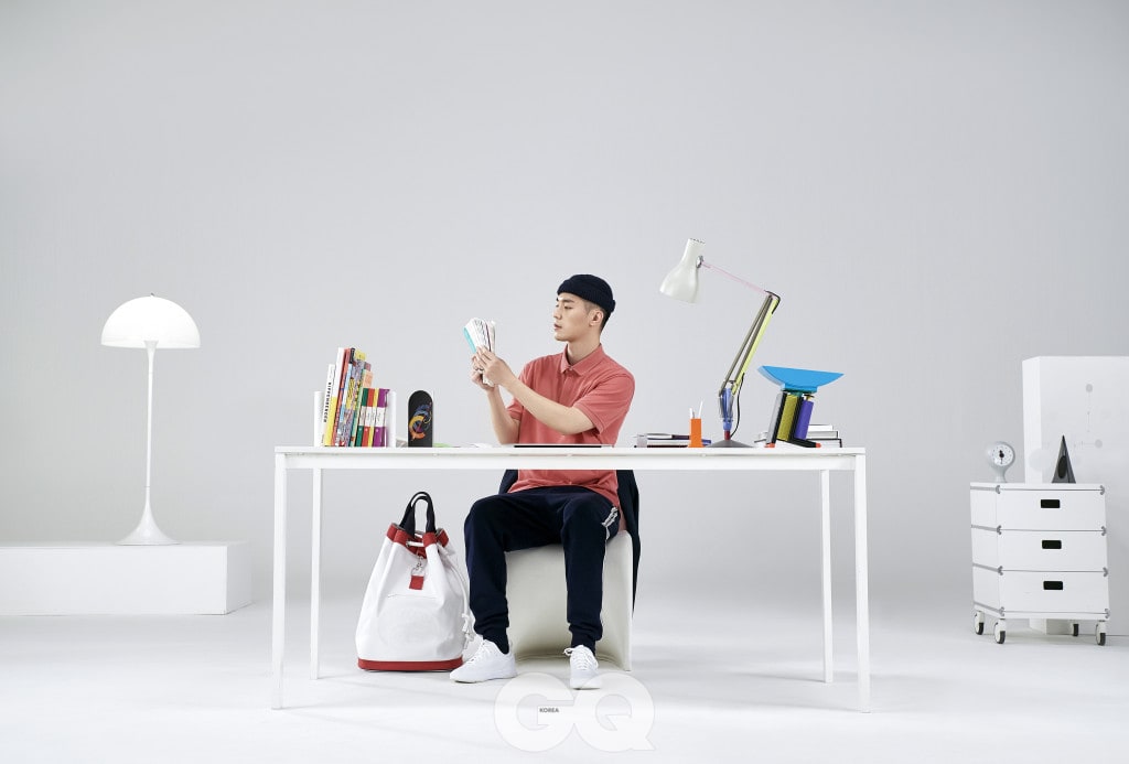 연한 분홍색 파리 폴로, 남색 스웨트 팬츠, 스니커즈 모두 라코스테.