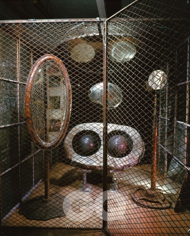 루이스 부르주아 'Cell(Eyes & Mirrors)' 1989~1993, 대리석, 거울, 강철, 유리, 236.2 x 210.8 x 218.4cm Collection Tate Modern, London