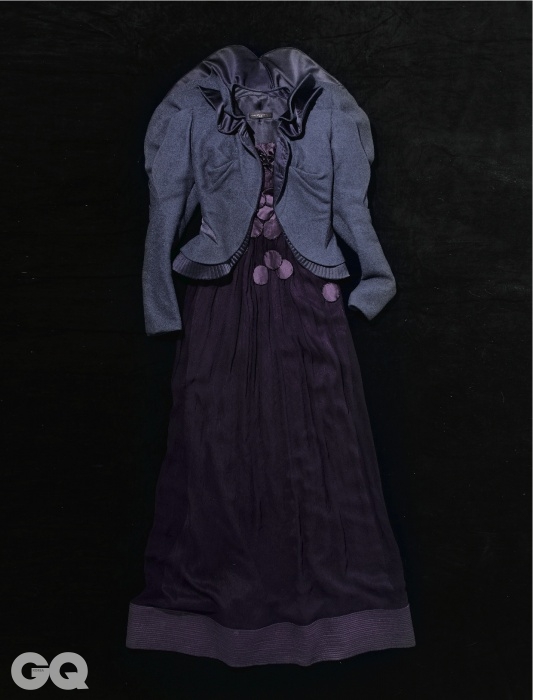 이 드레스는 이소라 7집 앨범 '8번 트랙'의 뮤직비디오에서 입은 패션 디자이너 이상봉의 작품이다.