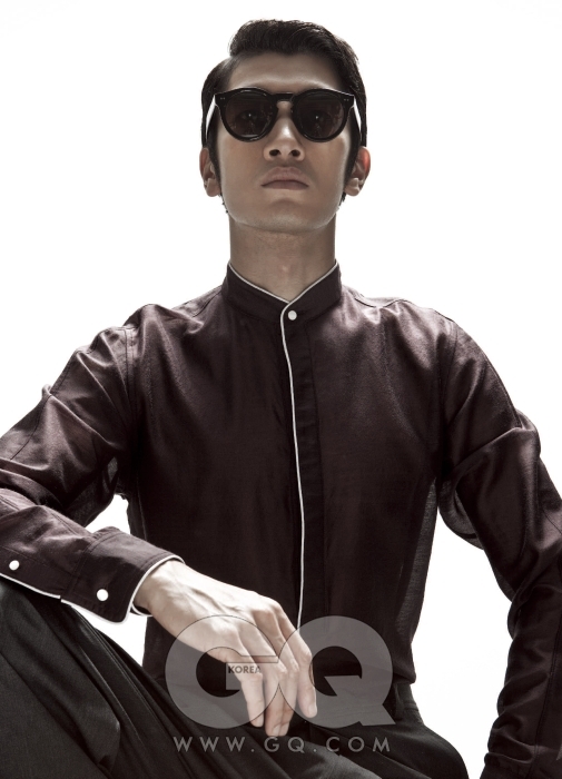 자주색 하이넥 셔츠와 회색 팬츠 모두 이브 생 로랑 2009 F/W 컬렉션. 선글라스는 커틀러 & 그로스 by 홀릭스.
