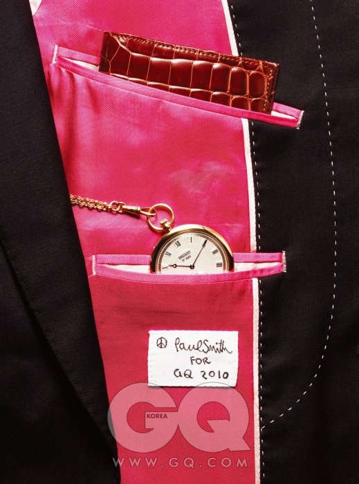폴 스미스의 “Peace” “2010년에는 온 우주에 평화를!” 뜨거운 분홍색 안감의 검정 재킷은 폴 스미스. 매뉴얼 무브먼트가 장착된 클래식 회중시계 2천5백96만원, 브레게. 악어가죽 여권 지갑 가격 미정, 콜롬보.