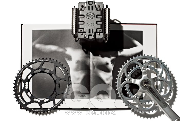 만 레이, 〈Photography And Its Double〉, Minotaure, 1933  왼쪽 자전거 체인 링, 39만원, 로터 by 썽이샵. 오른쪽 자전거 크랭크는 아테나 울트라-토크 11s 크랭크 세트, 36만7천원, 캄파뇰로by 썽이샵. 머리 위 CPU쿨러는V8, 8만원대, 쿨러마스터.