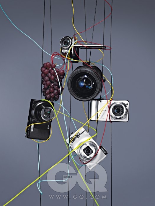 제일 위 캠코더는 VPC-GH1, 70만원대 초반, 산요. 커다란 알의 시프트&틸트 렌즈 TS-E 17mm F4L, 3백만원대 초반, 캐논. 왼쪽 아래 검은색 카메라는 CX3, 30만원대 후반, 리코. 오른쪽 은색 카메라는 DSC-HX5V, 40만원대 후반, 소니. 제일 아래 은색 카메라는 S8000, 40만원대 초반, 니콘.왼쪽 위 논산산 돌멩이 포도는 한 송이에 7천5백원.
