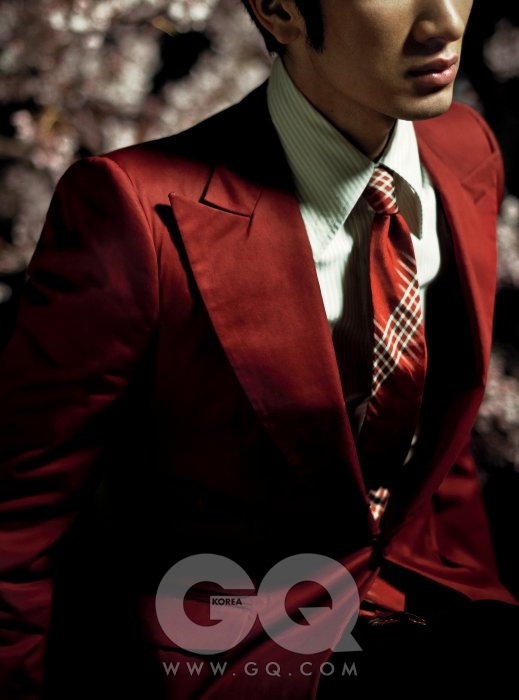 빨간색 재킷과 스트라이프 타이 가격 미정, 모두 보테가 베네타. 칼라가 뾰족한 셔츠 18만5천원, 김서룡 옴므.