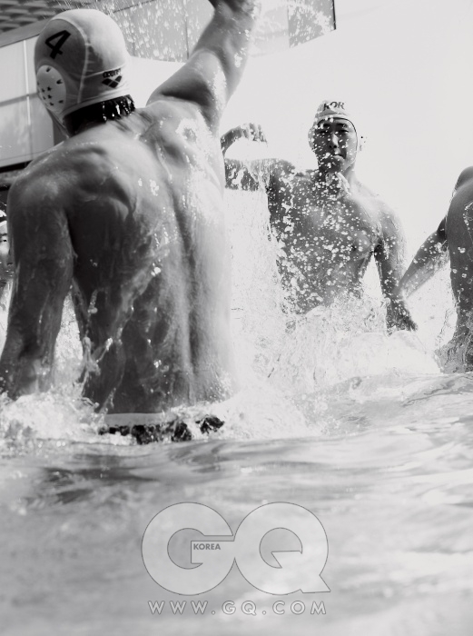 4번 수구 캡) 흰색 밴드가 달린 남색 삼각 수영복 가격 미정, H&M.