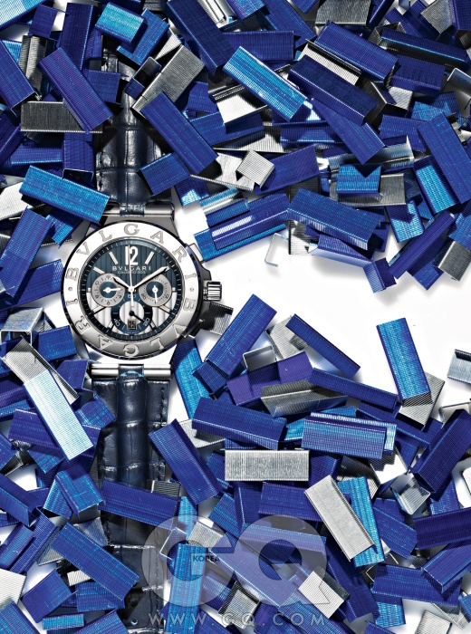 화이트 골드와 스틸로 제작한 디아고노 칼리브로 303 블루 에디션 1천4백만원대, 불가리.