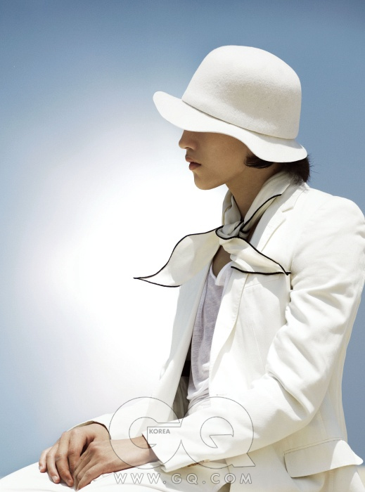 흰색 재킷 가격 미정, 루이 비통. 검정 테두리가 있는 흰색 실크 스카프 가격 미정, 에르메스. 흰색 보울러 가격 미정, 송지오 옴므.