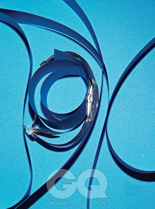 사파이어가 카보숑 세팅된 시계 ‘발롱 블루 드 까르띠에 엑스트라 플랫’ 가격 미정, 까르띠에.