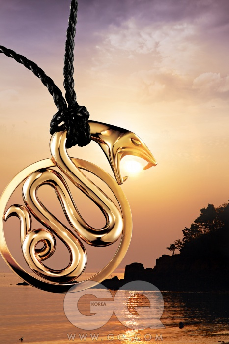 행운의 상징, 뱀을 형상화한 트러블 펜던트 가격 미정, 부쉐론.