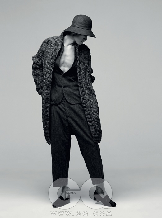 ROLIAT 거친 울 소재 재킷과 길이가 짧은 팬츠, 두툼한 실로 폭신하게 짠 니트 코트, 모자 가격 미정, 모두 홍승완의 로리엣 2012 F/W 컬렉션.