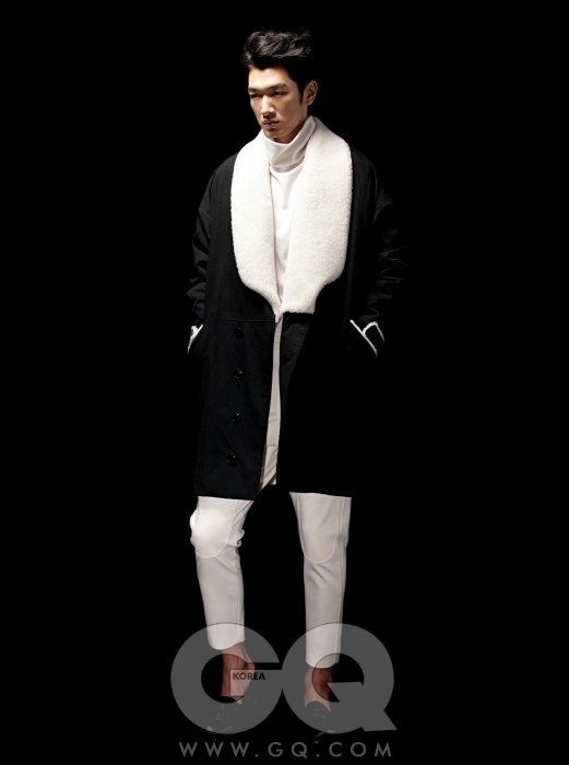 CY CHOI 복슬한 퍼를 덧댄 둥근 코트와 흰색 터틀넥, 무릎에 패치 장식이 있는 크림색 팬츠 가격 미정, 모두 최철용의 씨와이 초이 2012 F/W 컬렉션.