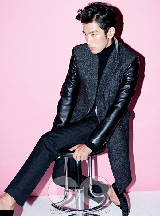 LEIGH 검정 가죽 소매의 회색 코트, 지퍼 장식이 있는 날씬한 검정 팬츠, 검정 터틀넥 가격 미정, 모두 이상현의 레이 2012 F/W 컬렉션.