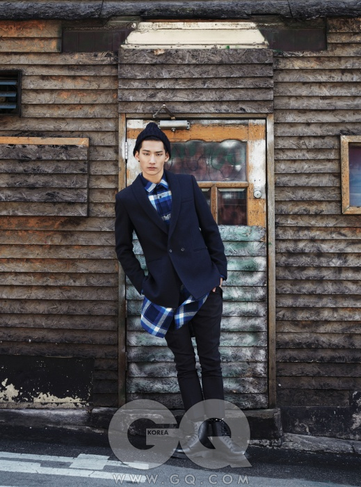 숄칼라 네이비 블루 재킷과 폭이 좁은 팬츠, 체크무늬 셔츠, 니트 비니와 도트 무늬 양말, 문수 권 2013 FW 컬렉션. 검정 부츠는 닥터 마틴.