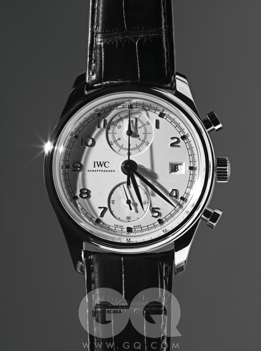 1939년에 지은포르투기즈라는 이름은이제 브랜드보다유명하다. 이 컬렉션은근사한 컴플리케이션시계들을 추가하며전통을 잇고 있다. 최근발표된 이 시계는 12시방향에 시간을 정밀하게측정할 수 있는 작은창을 달았다.포르투기즈크로노그래프 클래식,1천6백30만원, IWC.