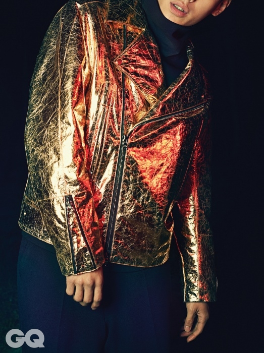 반짝이는 금색 라이더 블루종, 검정 터틀넥, 검정 팬츠, 모두 이상현의 Leigh 2014 F/W 컬렉션.