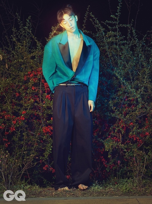 과감한 터키 블루 이브닝 재킷, 검정 와이드 팬츠, 벨트, 모두 장광효의 Caruso 2014 F/W 컬렉션.