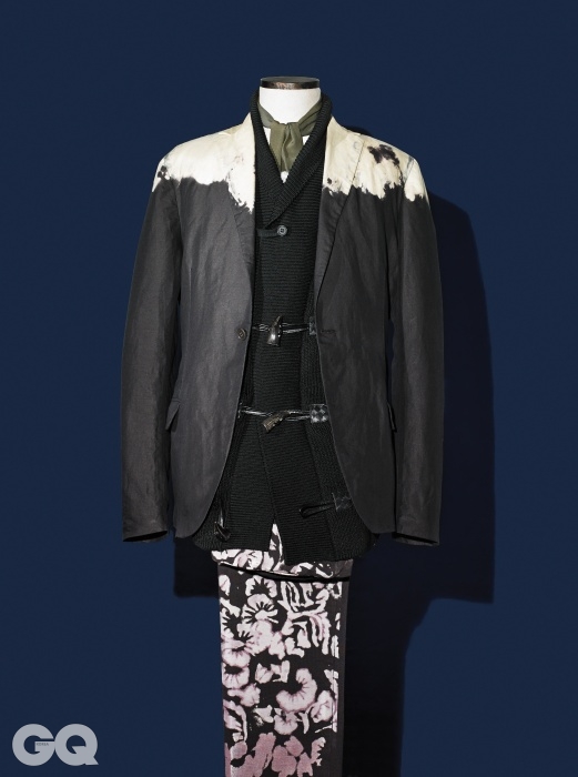 물 빠짐 무늬 재킷과 검정색 카디건, 꽃무늬 팬츠 가격 미정, 모두 보테가 베네타.올리브색 실크 스카프 가격 미정, 프라다. 