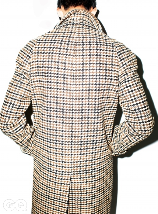 하운드 투스 체크 패턴의 레글런 슬리브 코트 가격 미정, 생로랑.