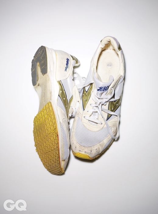 1989년에 처음 나온, 브룩스 러닝의 고유한 DNA 쿠셔닝 시스템이 담긴 러닝화. 소유자는 1994년 이 신발을 구입했고, 현재까지 깨끗한 상태로 보관 중이다.    