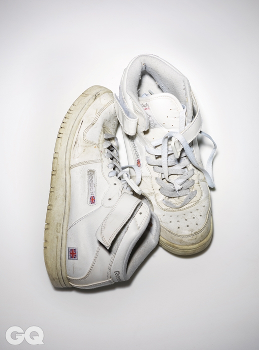 1990년 출시한 코트 빅토리 펌프는 프로 선수용 테니스화로 만들었다. 펌프 방식으로 공기를 부풀리고 오므라들게 하는 커스텀 핏 기술은 슈 레이스만으로는 완벽하게 잡을 수 없는 최상의 착용감을 만든다. 소유자는 이 신발을 2009년에 구입했다.    