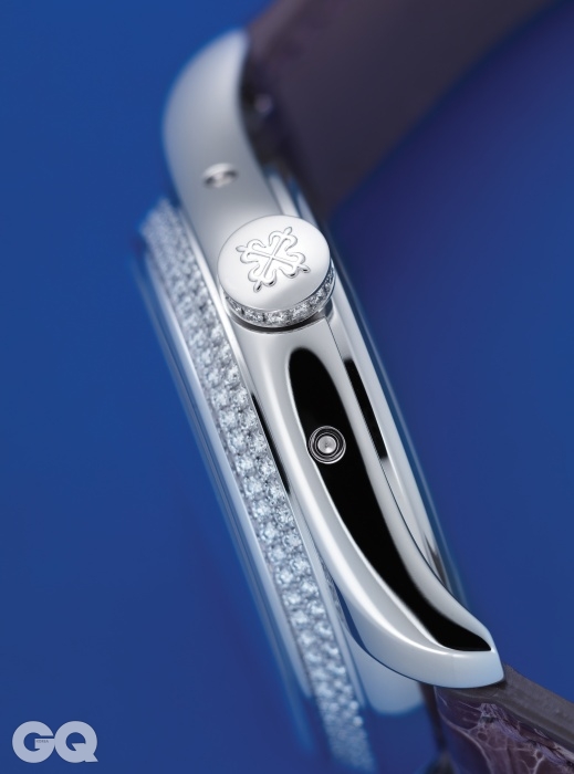 케이스와 용두에 1캐럿의 다이아몬드를 새긴 시계 컴플리케이션 애뉴얼 캘린더 6천2백70만원, 파텍 필립. 