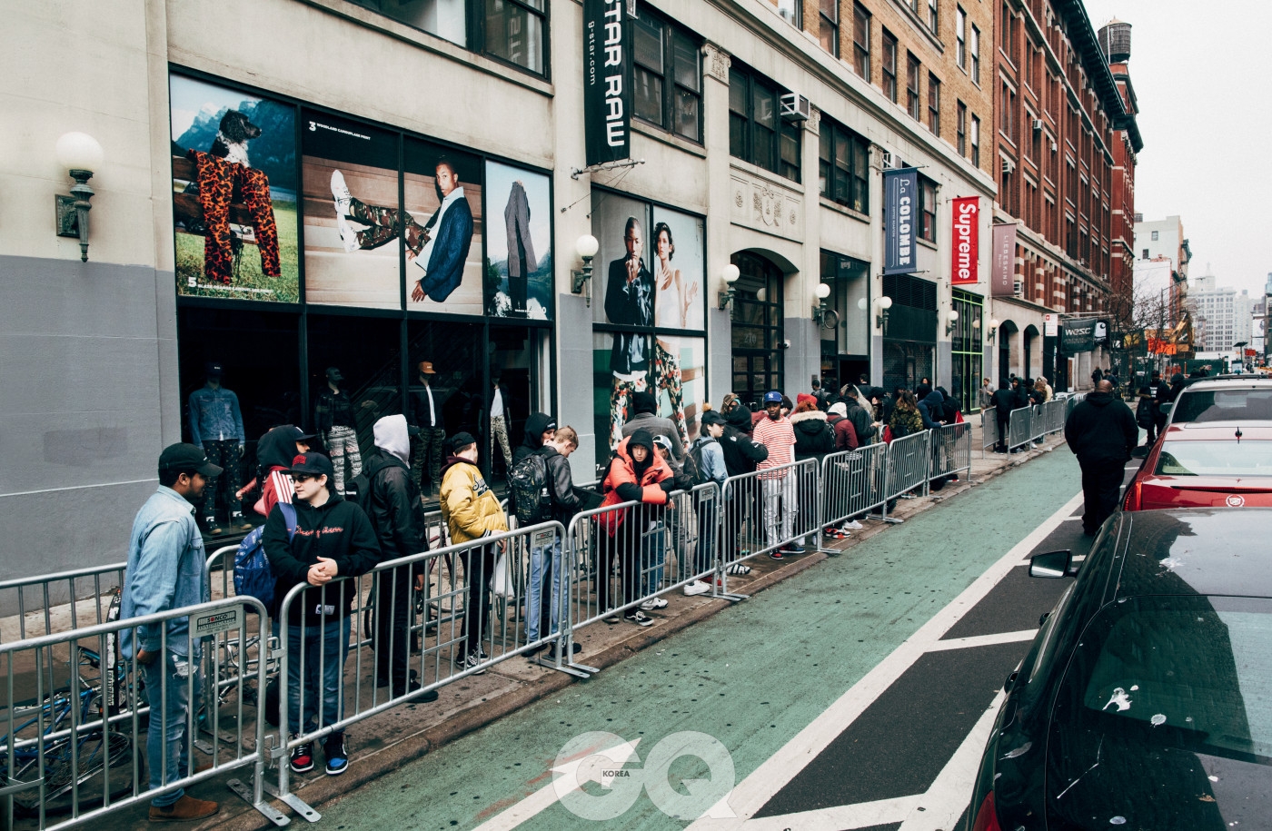 뉴욕 라파예트 가에서 슈프림 신제품을 기다리며 줄 선 사람들. 2017년 2월.