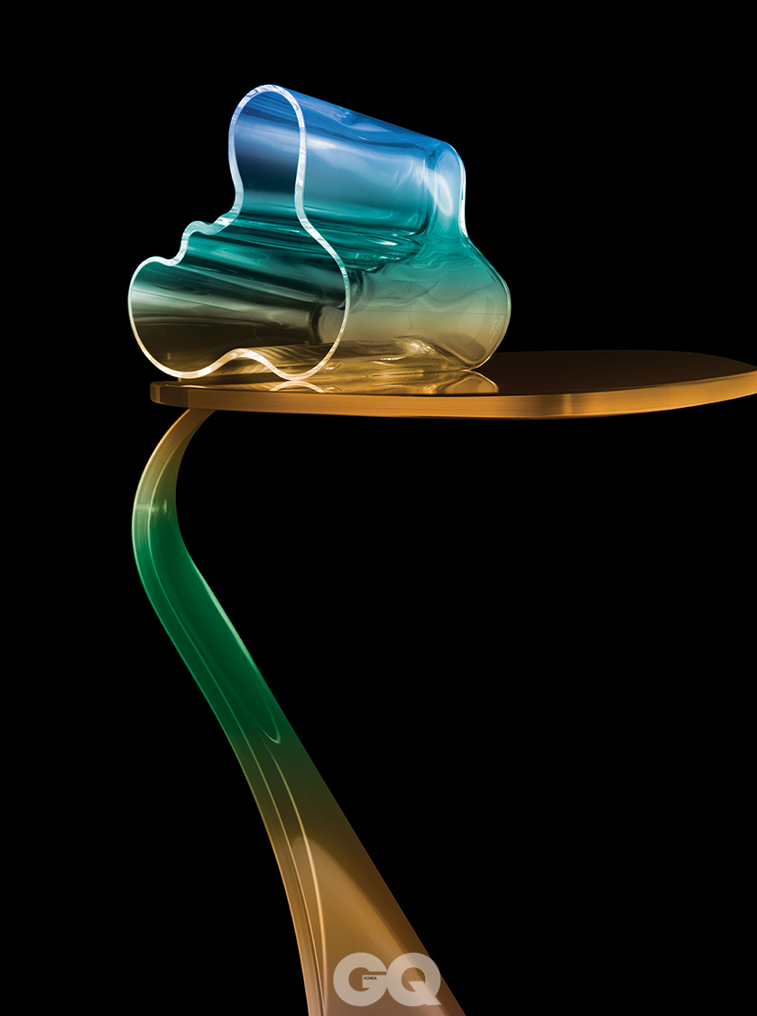 물결처럼 흐트러진 형태의 알토 베이스 28만원, 이딸라. 한 판의 유리를 구부려 비정형적인 곡선 실루엣을 가진 피암 다마 콘솔 4백34만원, 피암 by 도무스디자인. 
