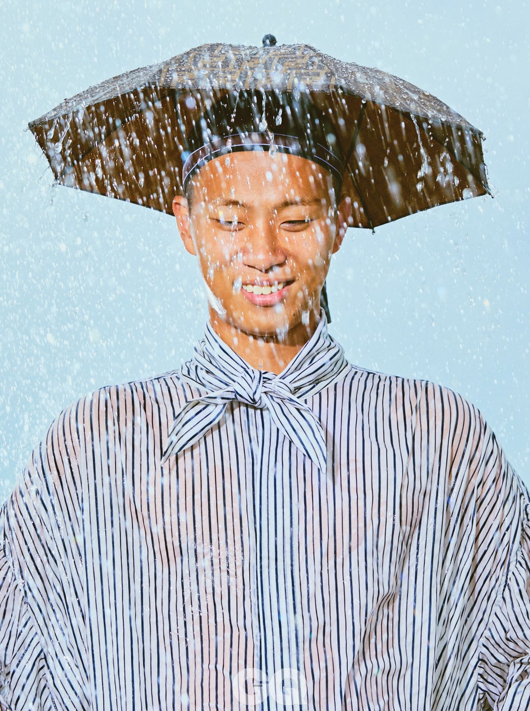 스트라이프 셔츠 가격 미정, 우영미. 우산 모자 43만원, 펜디.