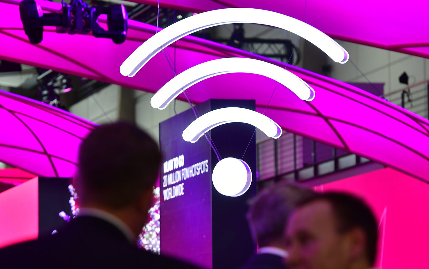 그냥 장난이었는데요? 무심코 넘기면 큰일 나는 불법 행동 9