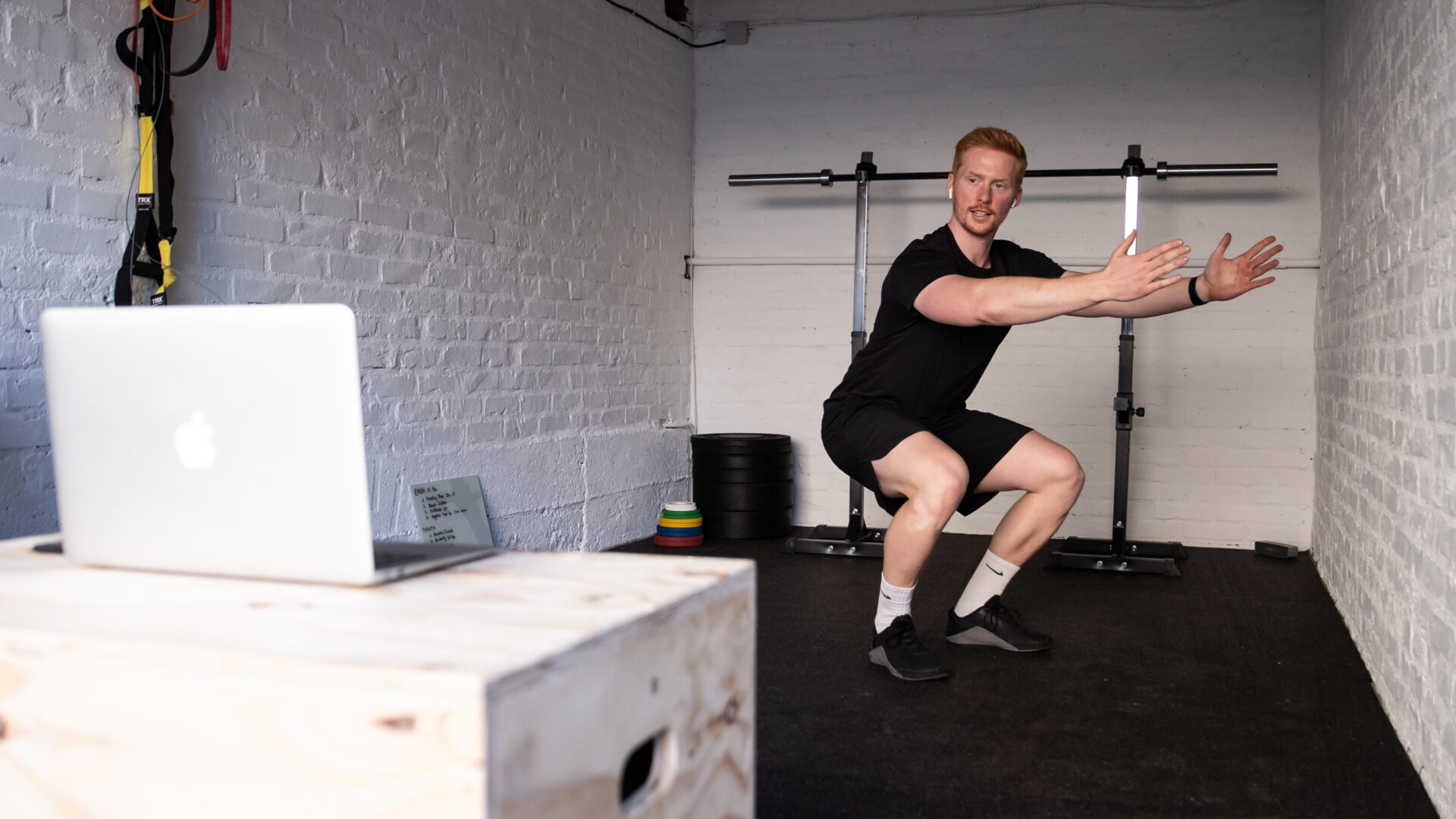 추워도 근손실 못 참지, 집에서 하는 부위별 강화 운동 | 지큐 코리아 (GQ Korea)